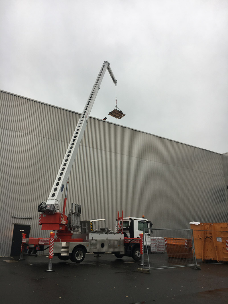 Heben von Materialien zu jedem Zeitpunkt durch firmeneigenen Kran möglich