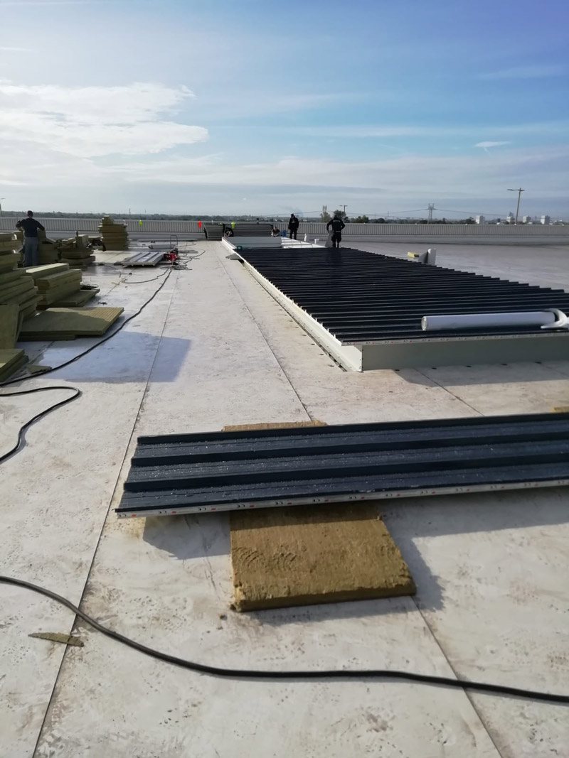 Fertiger Sockel wird provisorisch abgedeckt um die darunterliegende Produktion zu schützen